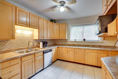 Cozy Westcott Home about half Mi to Syracuse Campus! in Syracuse, USA