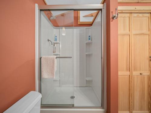 Luxury Cabin 45 Min to Asheville Hot Tub & Fire pit in Marion, USA