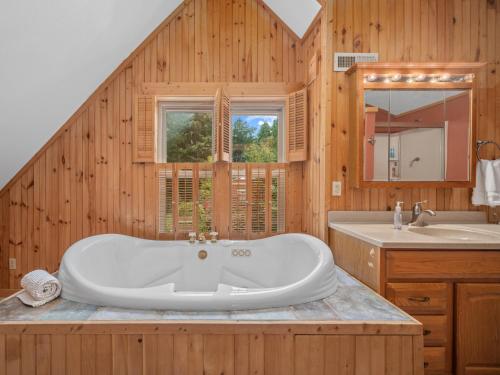 Luxury Cabin 45 Min to Asheville Hot Tub & Fire pit in Marion, USA