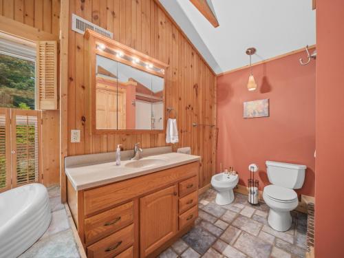 Luxury Cabin 45 Min to Asheville Hot Tub & Fire pit in Marion, USA
