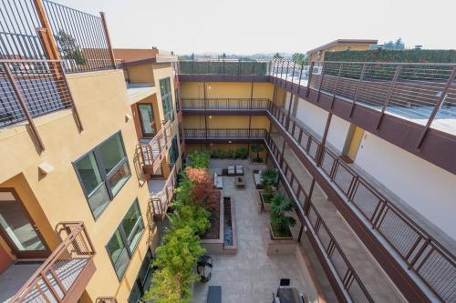 Elevator-Downtown View-Garage-King Bed-Laundry