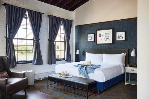 1 king bed, 1 sofa bed