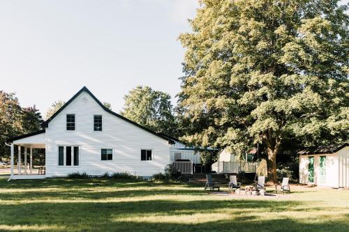 The Beachside Burrow - Next to Sandbanks w Hot Tub in West Lake (ON)