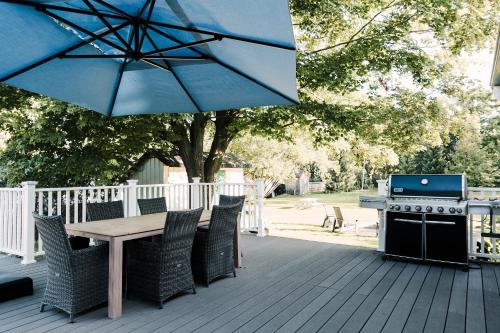 The Beachside Burrow - Next to Sandbanks w Hot Tub in West Lake (ON)