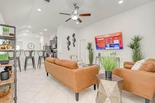 IAH-Houston Hideaway - Free Parking, WiFi, Sleeps 10 in Humble, USA