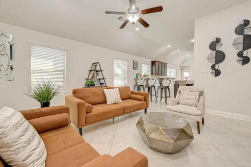 IAH-Houston Hideaway - Free Parking, WiFi, Sleeps 10 in Humble, USA