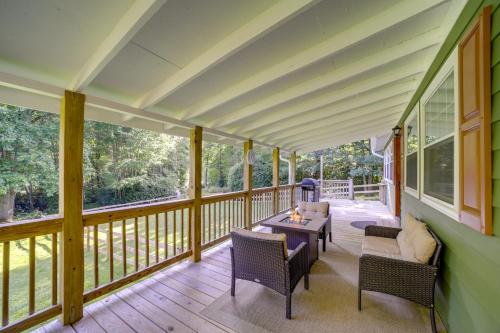 Fun Pet-Friendly Highlands Retreat with Fenced Yard! in ไฮแลนด์ (นอร์ทคาโรไลน่า)