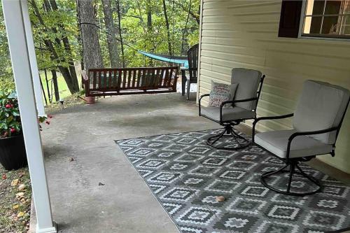 Cozy Cabin, minutes from Lost River State Park