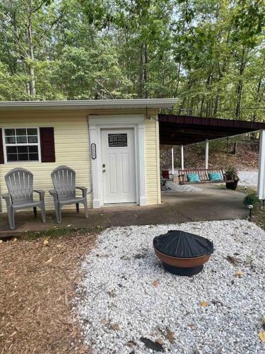 Cozy Cabin, minutes from Lost River State Park