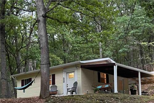 Cozy Cabin, minutes from Lost River State Park