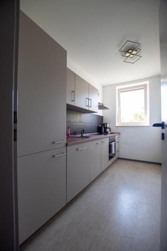 ห้องครัว, NB Katharinenviertel Zwei Zimmer Wohnung in นอยบรานเดนบวร์ก
