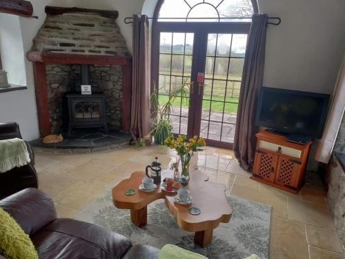 B&B Cross Inn - Gwarffynnon Barn Holiday Cottage with distant sea views - Bed and Breakfast Cross Inn