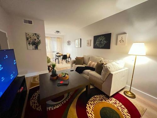 Townhouse Retreat: 3 miles from Beale St in Memphis, USA