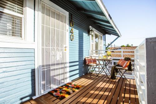 Visit the Beaches and Downtown from this Eclectic Apartment in Long Beach, USA