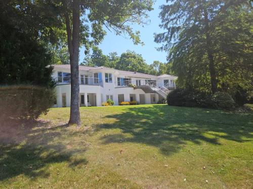 Greensboro Lakefront House -K Idol House in แม็คลียส์วิลล์ (เอ็นซี)