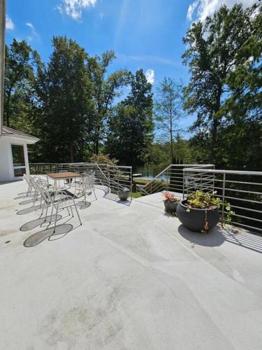 Greensboro Lakefront House -K Idol House in McLeansville, USA