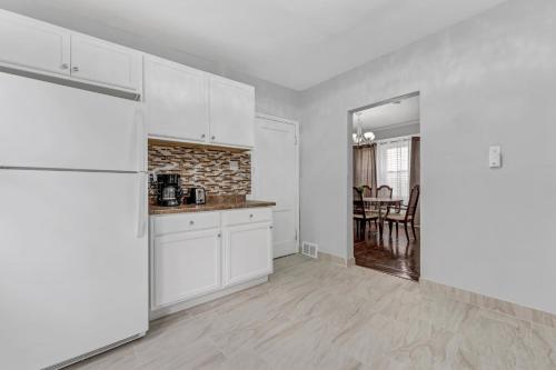 Renovated Main Floor Large 3 Bed House near Buffalo Állatkert