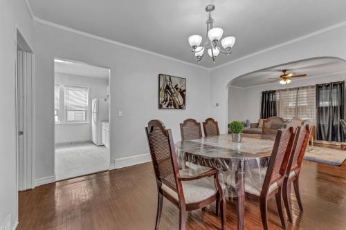 Renovated Main Floor Large 3 Bed House near Buffalo Állatkert