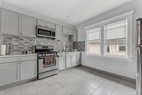 Renovated Main Floor Large 3 Bed House near Buffalo Állatkert