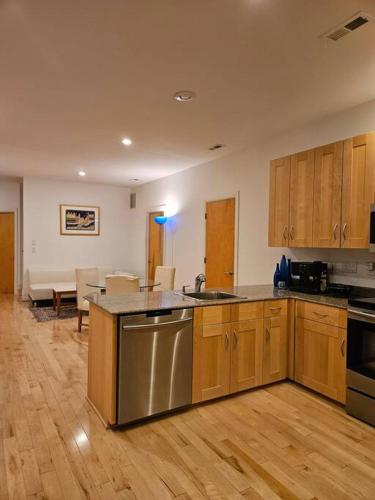 Greensboro Lakefront House -K Idol House in แม็คลียส์วิลล์ (เอ็นซี)