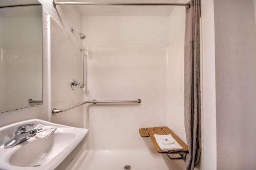 King Room with Roll-in Shower - Disability Access - Non-Smoking