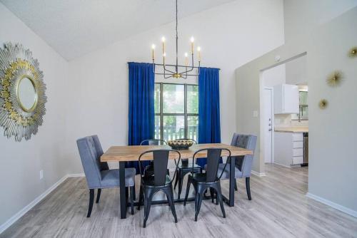 Cactus Haus-Relaxing Home 5 miles from Downtown New Braunfels in New Braunfels, USA
