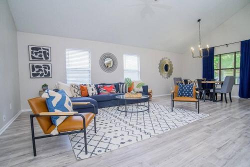 Cactus Haus-Relaxing Home 5 miles from Downtown New Braunfels in New Braunfels, USA