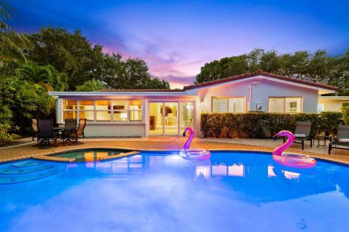 Solar Heated Pool Spa Tiki Hut Huge Backyard Hammock Retro Bikes in Pompano Beach, USA
