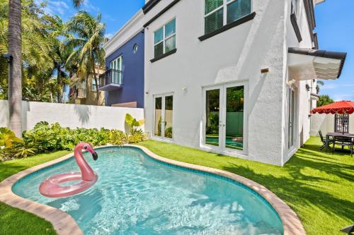 Triple Decker Huge Bathrooms Pool Rooftop Deck Awesome Location in Fort Lauderdale, USA