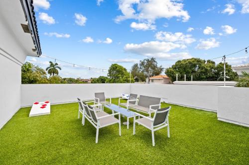 Triple Decker Huge Bathrooms Pool Rooftop Deck Awesome Location in Fort Lauderdale, USA