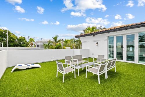 Triple Decker Huge Bathrooms Pool Rooftop Deck Awesome Location in Fort Lauderdale, USA