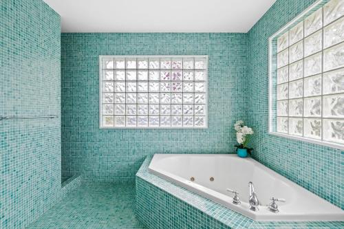 Triple Decker Huge Bathrooms Pool Rooftop Deck Awesome Location in Fort Lauderdale, USA