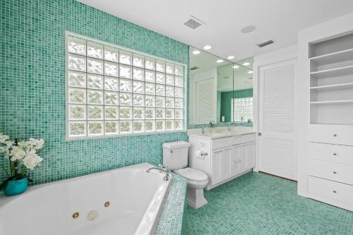 Triple Decker Huge Bathrooms Pool Rooftop Deck Awesome Location in Fort Lauderdale, USA