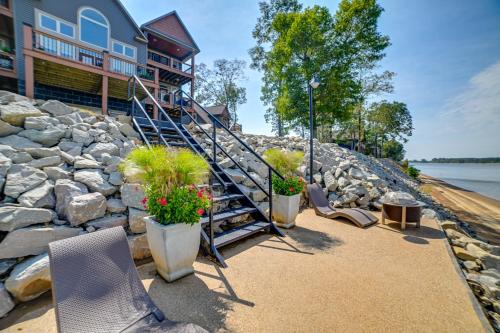 Lovely Lakefront Apartment with Boat Ramp Access