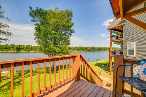 Lovely Lakefront Apartment with Boat Ramp Access in Savannah (TN)