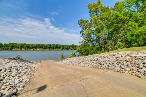 Lovely Lakefront Apartment with Boat Ramp Access