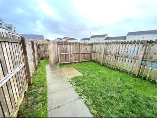 Superb 3 Bed Home Away from Home in Glasgow, just off M8 with free parking