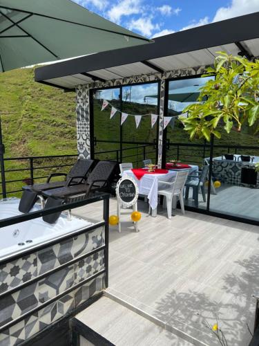 Cabaña tipo Loft en Guatape con vista a la piedra y el embalse