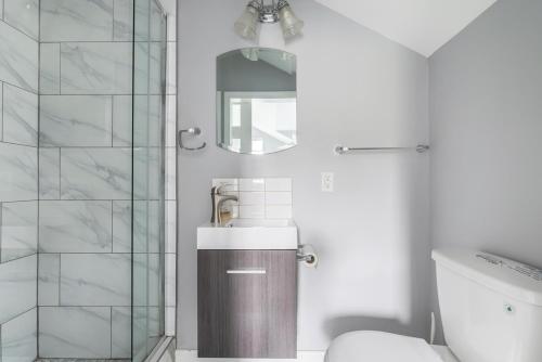 Stylish Dual Bedroom Suite in Van West in Vancouver, Canada