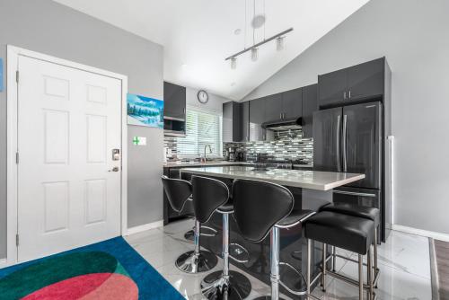Stylish Dual Bedroom Suite in Van West in Vancouver, Canada