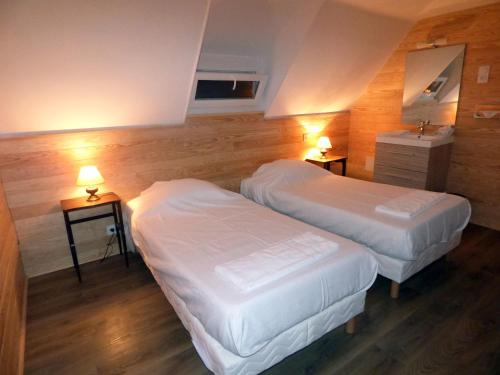 1 queen bed, 1 double bed, 2 twin beds