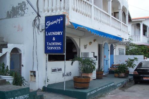 shrimpys hostel , laundry and yacht support in 聖馬丁