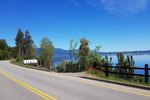 Cabaña con tinaja a orilla del lago Panguipulli