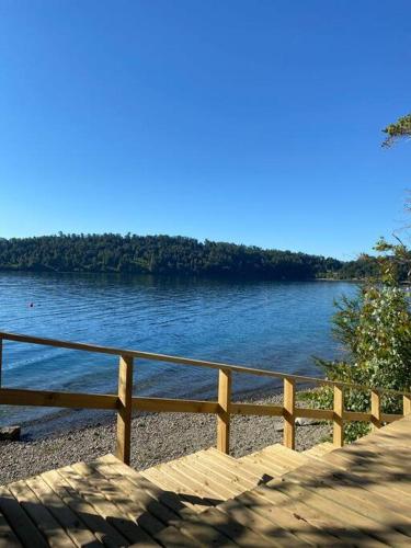 Cabaña con tinaja a orilla del lago Panguipulli