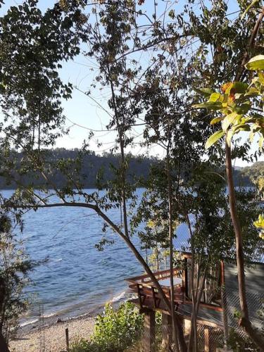 Cabaña con tinaja a orilla del lago Panguipulli