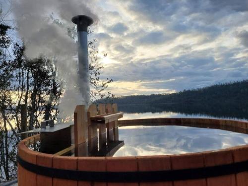 Cabaña con tinaja a orilla del lago Panguipulli