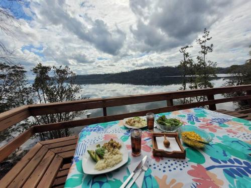 Cabaña con tinaja a orilla del lago Panguipulli