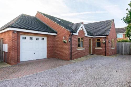 Modern 4 Bed Detached Private House-Parking-Garden