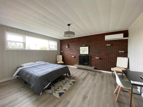 Private Room Lakeview House- Westmount in Монктон, Ню Брънзуик
