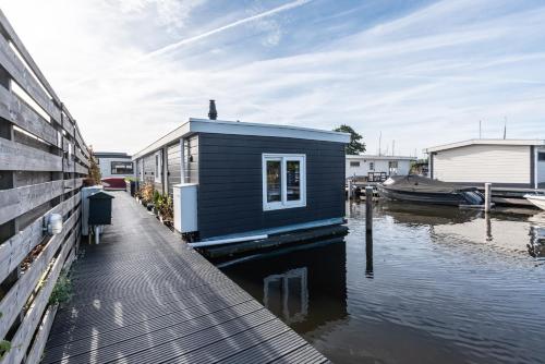 Beautiful Water Villa, near Schiphol and Amsterdam